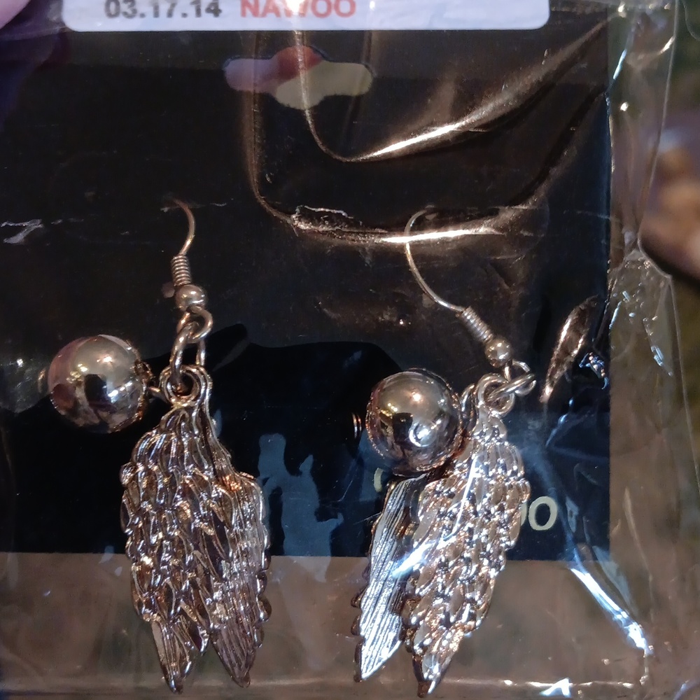 😇 👼 angel Wings dangling earrings